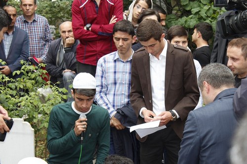 Cahit Zarifolu, vefatnn 27. ylnda skdar'daki kabri banda anld