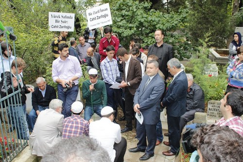 Cahit Zarifolu, vefatnn 27. ylnda skdar'daki kabri banda anld