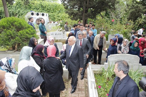 Cahit Zarifolu, vefatnn 27. ylnda skdar'daki kabri banda anld