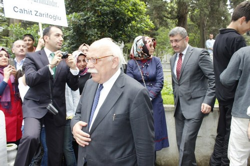 Cahit Zarifolu, vefatnn 27. ylnda skdar'daki kabri banda anld