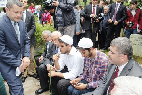 Cahit Zarifolu, vefatnn 27. ylnda skdar'daki kabri banda anld