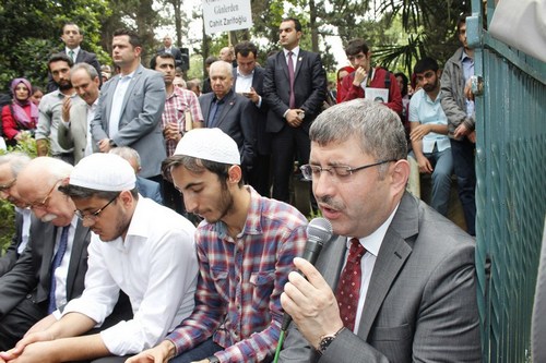 Cahit Zarifolu, vefatnn 27. ylnda skdar'daki kabri banda anld