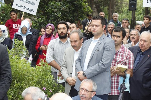 Cahit Zarifolu, vefatnn 27. ylnda skdar'daki kabri banda anld