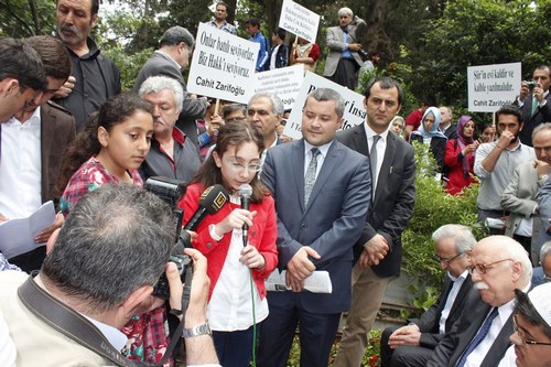 Cahit Zarifolu, vefatnn 27. ylnda skdar'daki kabri banda anld