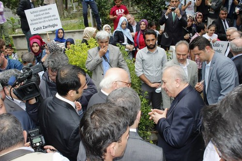 Cahit Zarifolu, vefatnn 27. ylnda skdar'daki kabri banda anld