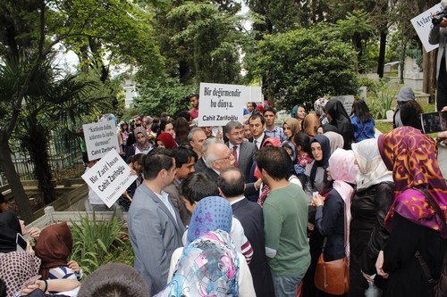 Cahit Zarifolu, vefatnn 27. ylnda skdar'daki kabri banda anld