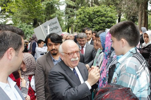 Cahit Zarifolu, vefatnn 27. ylnda skdar'daki kabri banda anld