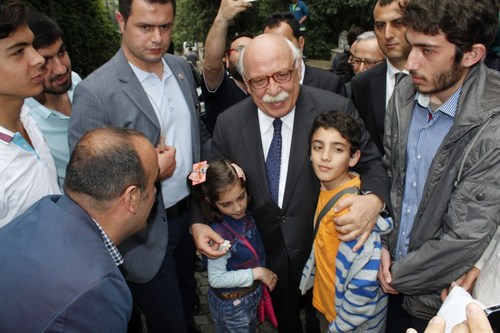 Cahit Zarifolu, vefatnn 27. ylnda skdar'daki kabri banda anld