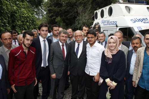 Cahit Zarifolu, vefatnn 27. ylnda skdar'daki kabri banda anld