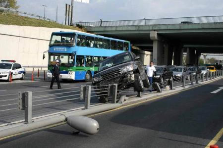 skdar'da lx otomobil metrobs yoluna girdi...