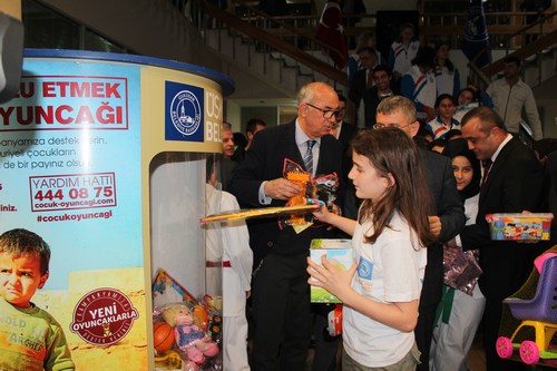 nl futbolcular skdar Belediyesi'nin oyuncak kampanyasna destek verdi