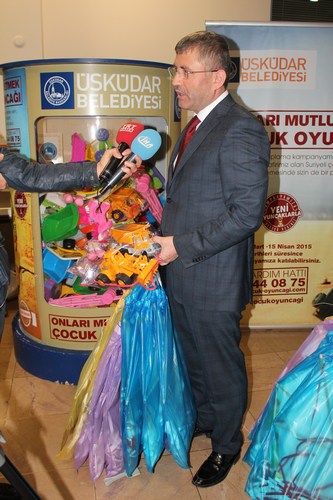 Ünlü futbolcular Üsküdar Belediyesi'nin oyuncak kampanyasına destek verdi