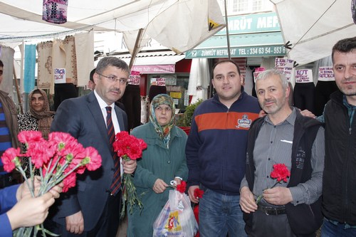 Hilmi Trkmen, skdar Cuma Pazar'nda esnaf ve vatandalar ziyaret etti