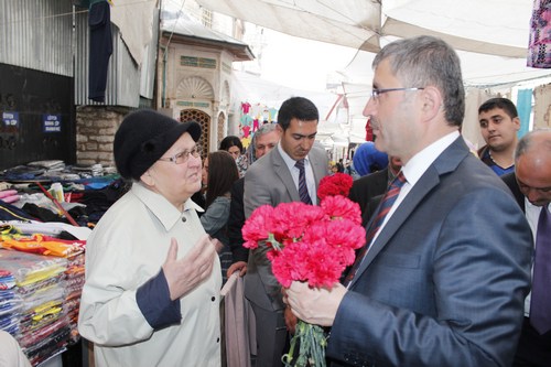 Hilmi Trkmen, skdar Cuma Pazar'nda esnaf ve vatandalar ziyaret etti