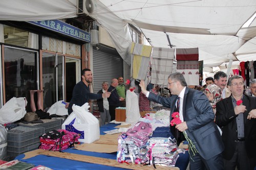 Hilmi Trkmen, skdar Cuma Pazar'nda esnaf ve vatandalar ziyaret etti