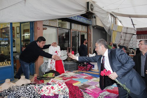 Hilmi Trkmen, skdar Cuma Pazar'nda esnaf ve vatandalar ziyaret etti