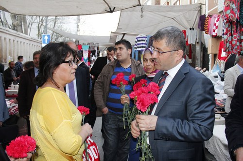 Hilmi Trkmen, skdar Cuma Pazar'nda esnaf ve vatandalar ziyaret etti