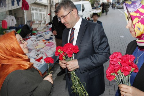 Hilmi Trkmen, skdar Cuma Pazar'nda esnaf ve vatandalar ziyaret etti