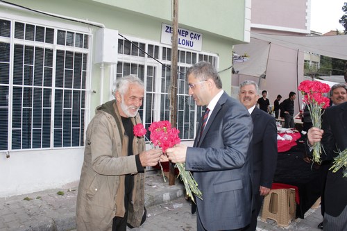 Hilmi Trkmen, skdar Cuma Pazar'nda esnaf ve vatandalar ziyaret etti