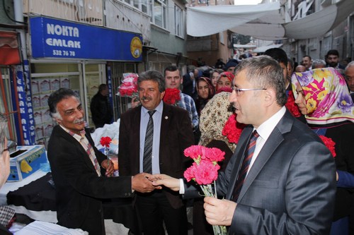 Hilmi Trkmen, skdar Cuma Pazar'nda esnaf ve vatandalar ziyaret etti