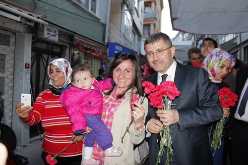 Hilmi Trkmen, skdar Cuma Pazar'nda esnaf ve vatandalar ziyaret etti