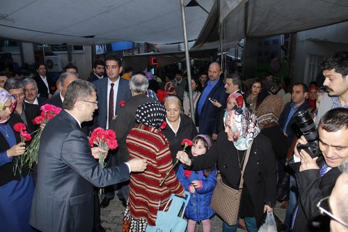 Hilmi Trkmen, skdar Cuma Pazar'nda esnaf ve vatandalar ziyaret etti