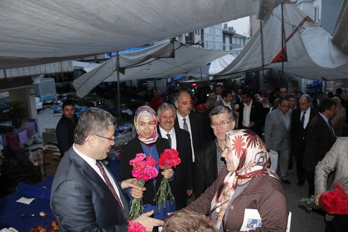 Hilmi Trkmen, skdar Cuma Pazar'nda esnaf ve vatandalar ziyaret etti