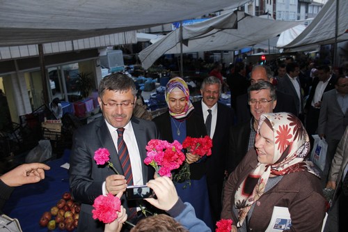 Hilmi Trkmen, skdar Cuma Pazar'nda esnaf ve vatandalar ziyaret etti