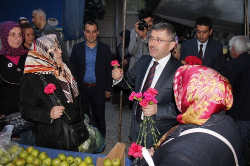 Hilmi Trkmen, skdar Cuma Pazar'nda esnaf ve vatandalar ziyaret etti