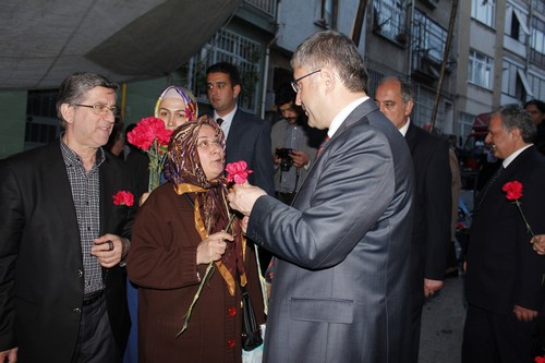 Hilmi Trkmen, skdar Cuma Pazar'nda esnaf ve vatandalar ziyaret etti