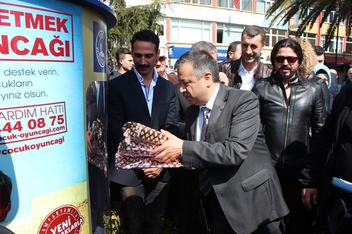 skdar Belediyesi'nin oyuncak kampanyasna sanatlardan destek