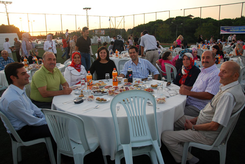 mraniye Belediye Personeli iftar sofrasnda bulutu