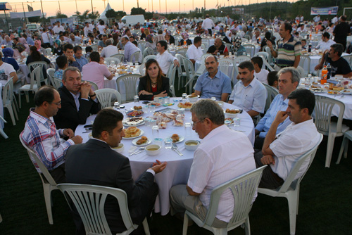 mraniye Belediye Personeli iftar sofrasnda bulutu