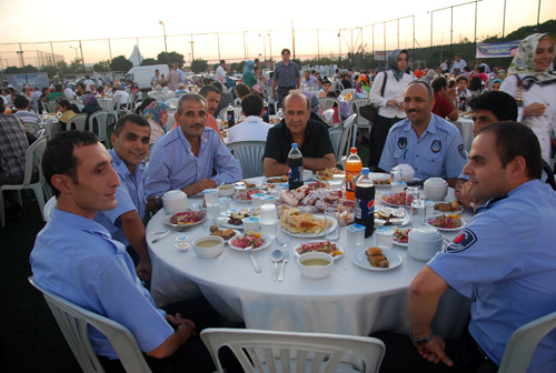 mraniye Belediye Personeli iftar sofrasnda bulutu