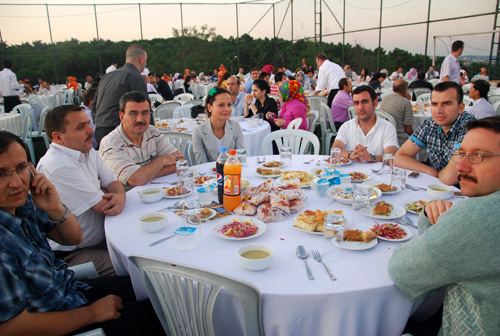 mraniye Belediye Personeli iftar sofrasnda bulutu