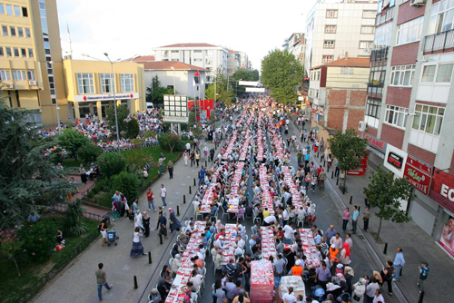 Onbinlerce vatanda ayn sofrada iftar at!