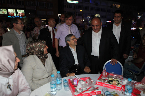 Onbinlerce vatanda ayn sofrada iftar at!