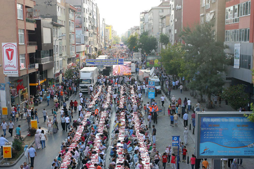 Onbinlerce vatanda ayn sofrada iftar at!