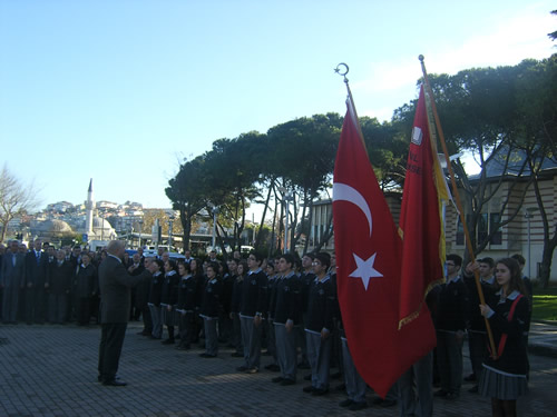 24 Kasm retmenler Gn skdar'da trenlerle kutland