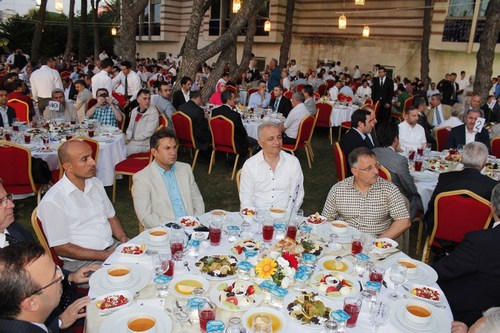 skdar Protokol, iftar programnda bulutu