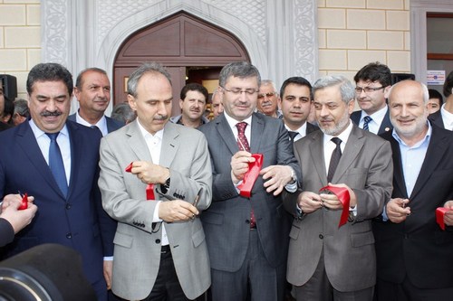 skdar Belediyesi tarafndan yaptrlan amlktepe Camii dualarla ibadete ald