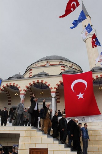 skdar Belediyesi tarafndan yaptrlan amlktepe Camii dualarla ibadete ald