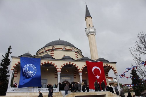 skdar Belediyesi tarafndan yaptrlan amlktepe Camii dualarla ibadete ald