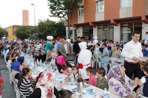 Yavuztrk Mahallesi Sokak ftarnda Ramazan Ay'nn Bereketi Paylald