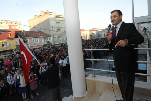 skdar Belediyesi'nden eitime destek