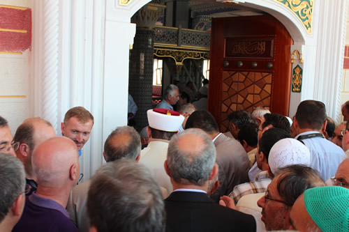 skdar Gzeltepe Birlik Camii Ramazan aynn ilk Teravihi'ne yetitirildi