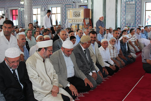 skdar Gzeltepe Birlik Camii Ramazan aynn ilk Teravihi'ne yetitirildi