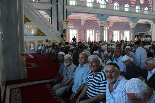 skdar Gzeltepe Birlik Camii Ramazan aynn ilk Teravihi'ne yetitirildi