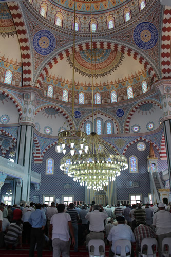 skdar Gzeltepe Birlik Camii Ramazan aynn ilk Teravihi'ne yetitirildi