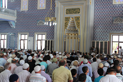 skdar Gzeltepe Birlik Camii Ramazan aynn ilk Teravihi'ne yetitirildi